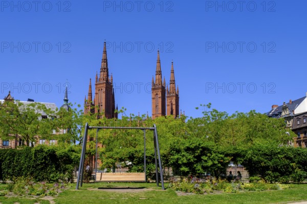 Green space on the Dernsche grounds, with Protestant market church, Wiesbaden, Hesse, Germany