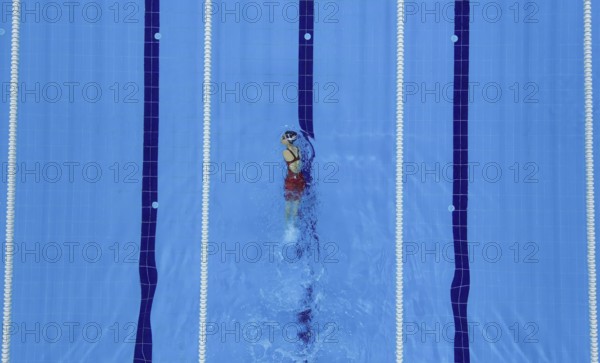Top view of a swimmer with amputated hands