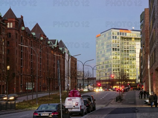 The street Am Sandtorkai and the publishing house DER SPIEGEL in the Hafencity in Hamburg in the evening, Hafencity, Hamburg, Hamburg, Germany