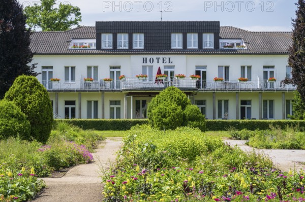 Park hotel, flowers in the foreground, Kaiser-Karls-Park, garden show, Bad Lippspringe, climatic health resort, Westphalia, North Rhine-Westphalia, Germany