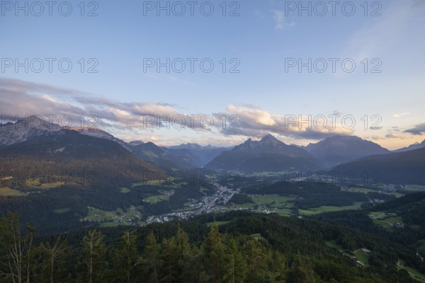 Panoramic view from the Kneifelspitze of Berchtesgaden, Hoher Göll, the Kehlsteinhaus, Watzmann, Hochkalter and Königssee at sunset