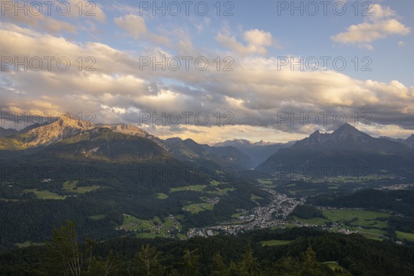 Far-reaching sunset views of the Watzmann, Berchtesgaden, Hoher Göll and Königssee from the Kneifelspitze