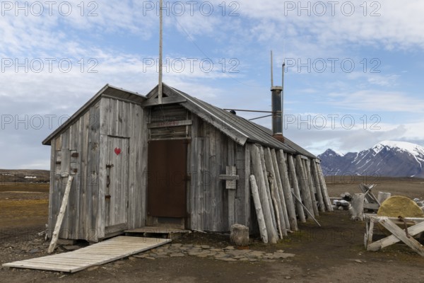 Hunting hut with outside toilet, wooden hut, Bamsebu, Spitsbergen, Svalbard
