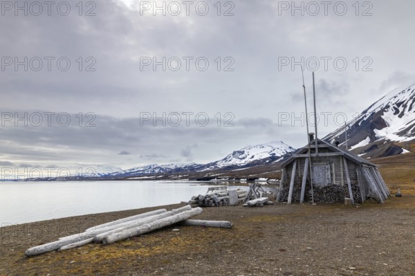 Hunting hut by a bay, wooden hut, Bamsebu, Spitsbergen, Svalbard