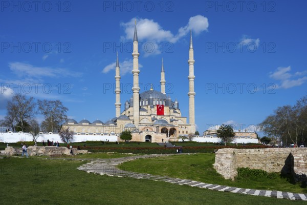 Mosque with four high minarets, surrounded by green spaces under a clear blue sky, Selimiye Mosque, Edirne Selimiye Camii, Ottoman architecture, UNESCO World Heritage Site, Edirne, Eastern Thrace, Turkey