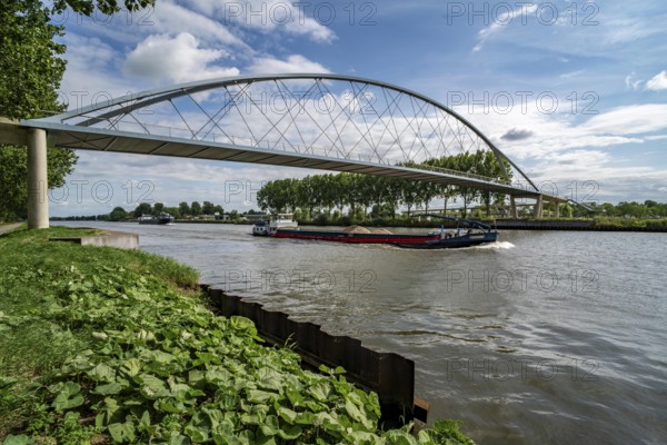 The Liniebrug, bicycle and pedestrian bridge over the Amsterdam-Rhine Canal near the village of Nigtechtew, spans the shipping canal at around 104 metres, the ramps on both sides of the canal are a good 500 metres long, gentle ascent for cyclists, connects various cycle paths south of Amsterdam, Netherlands