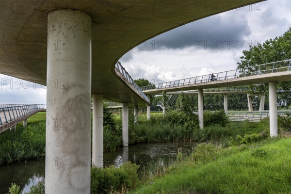 Ramp on the Liniebrug, bicycle and pedestrian bridge over the Amsterdam-Rhine Canal near the village of Nigtechtew, spans the shipping canal at around 104 metres, the ramps on both sides of the canal are a good 500 metres long, gentle ascent for cyclists, connects various cycle paths south of Amsterdam, Netherlands