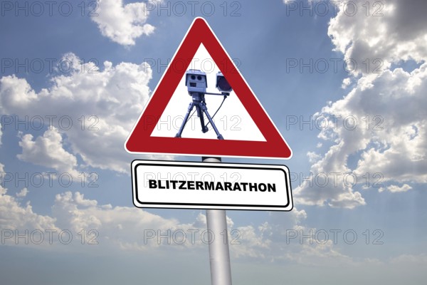 (Photomontage) Speed camera marathon Symbolic image: sign with the words BLITZERMARATHON and a mobile speed trap against a blue sky