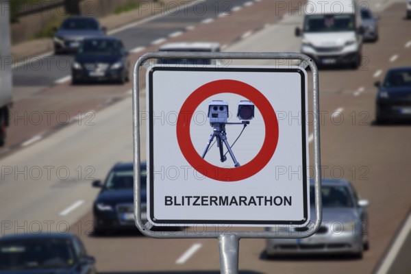 (Photomontage) Speed camera marathon Symbolic image: Sign with the inscription BLITZERMARATHON and a mobile speed trap in front of a motorway