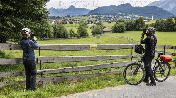 The alpacas, which you are not allowed to feed or touch, have taken to their heels in front of the photographing cycle tourists, Pfronten, 30.07.2025