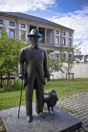 Statue, bronze sculpture of King Wilhelm II of Württemberg with dogs behind the StadtPalais in the Wilhelmspalais, Stuttgart, Baden-Württemberg, Germany