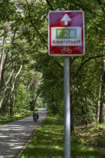 Long-distance cycle route F28, so-called Doorfietsroute, through cycle route, in the province of Utrecht, connects the city of Utrecht, as well as 4 municipalities and the city of Amersfoort, routes signposts, part of a cycle path network, 21 KM long, mostly illuminated, mostly without crossings, pure cycle path, marked with red asphalt in town crossings, bicycles have priority over cars, completed in June 2025, Netherlands