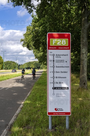Long-distance cycle path F28, so-called Doorfietsroute, through cycle path, in the province of Utrecht, connects the city of Utrecht, as well as 4 municipalities and the city of Amersfoort, signposting, part of a cycle path network, 21 km long, mostly illuminated, mostly without crossings, pure cycle path, marked with red asphalt in town crossings, bicycles have priority over cars, completed in June 2025, Netherlands
