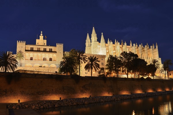 Cathedral La Seu or Cathedral of St Mary and Royal Palace La Almudaina in the evening, Palma de Majorca, Majorca, Balearic Islands, Spain