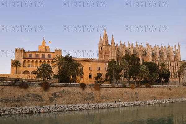 Cathedral La Seu or Cathedral of St Mary and Royal Palace La Almudaina in the evening light, Palma de Majorca, Majorca, Balearic Islands, Spain