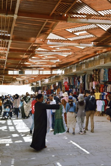 Bazaar with tourists at the temple of Hatshepsut, mortuary temple of Hatshepsut, Deir el-Bahari, Thebes, Luxor, Egypt