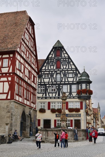 St. Georgsbrunnen and Marien-Apotheke in the Jagstheimer-Haus, Rothenburg ob der Tauber, Middle Franconia, Bavaria, Germany