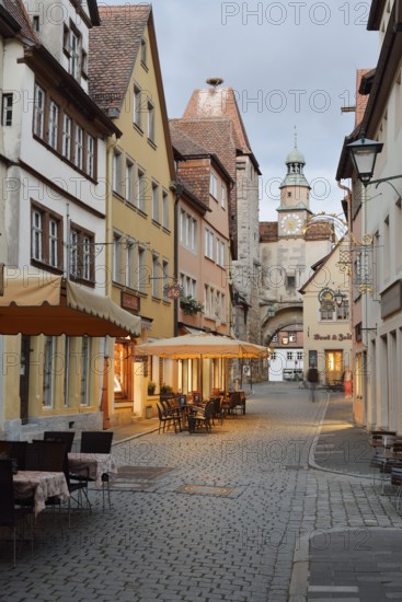 Röderbogen and alley with shops and restaurants, Rothenburg ob der Tauber, Middle Franconia, Bavaria, Germany