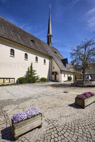 Parish church Bayerisch Gmain, church, square, paving stones, flower pots, garden pansies (Viola ×wittrockiana), trees, deep blue sky, cirrostratus clouds, Reichenhaller Straße, Bayerisch Gmain, district Berchtesgadener Land, Bavaria, Germany