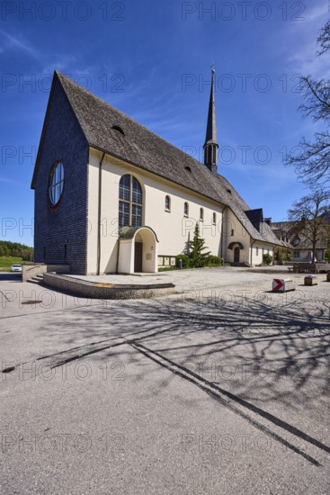 Parish church Bayerisch Gmain, church, trees, blue sky, cirrus clouds, cirrostratus clouds, streets, crossing Reichenhaller Straße with Kirchstraße, Bayerisch Gmain, district Berchtesgadener Land, Bavaria, Germany