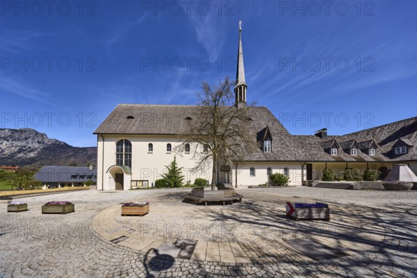 Parish church Bayerisch Gmain, church, square, cobblestones, flower pots, trees, mountain landscape, mountains, deep blue sky, cirrostratus clouds, Reichenhaller Straße, Bayerisch Gmain, district Berchtesgadener Land, Bavaria, Germany