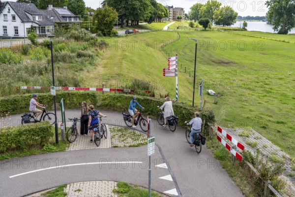Ramp, to the De Massover cycle path bridge, over the Meuse south of Nijmegen, near Cuijk, part of the MaasWaalpad long-distance cycle path, 12 km between Nijmegen and Cuijk, built in 2021, for 15 million euros, Meuse river crossing for cyclists and pedestrians, part of a cycle path network, used by many commuters, next to a railway bridge, Netherlands