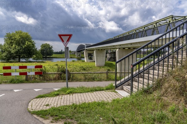 De Massover cycle path bridge, over the Meuse south of Nijmegen, near Cuijk, part of the MaasWaalpad long-distance cycle path, 12 km between Nijmegen and Cuijk, built in 2021, for 15 million euros, Meuse river crossing for cyclists and pedestrians, part of a cycle path network, used by many commuters, next to a railway bridge, Netherlands