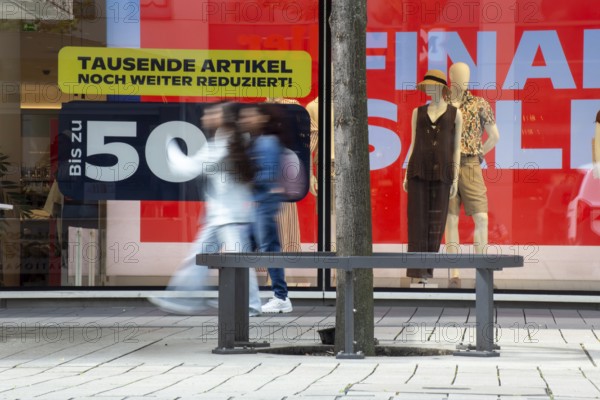 Summer sales: discounts are advertised in the windows of Peek & Cloppenburg (Mannheim)