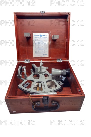 Freiberger drum sextant, Trommelsextant, Trommel sextant with half-transparent full horizon mirror in wooden box against white background