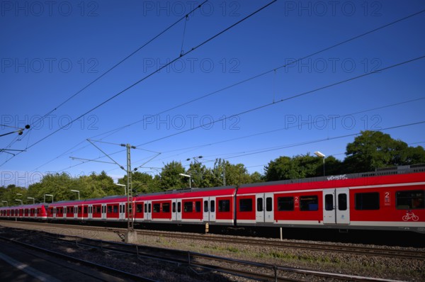 Daylight shot S-Bahn, train, class 420 in traffic red, platform, stop, Sommerrain station, public transport, sky, blue, Stuttgart, Baden-Württemberg, Germany