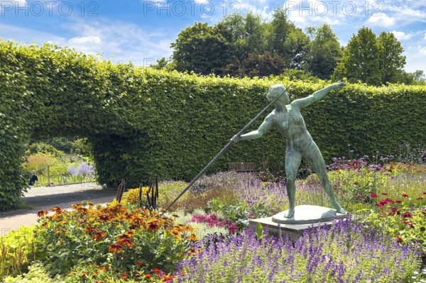 Flower roundabout Lindenrund in Grugapark Essen, in it sculpture statue of bronze javelin thrower from 1937 by sculptor Ernst Seger, Essen, North Rhine-Westphalia, Germany