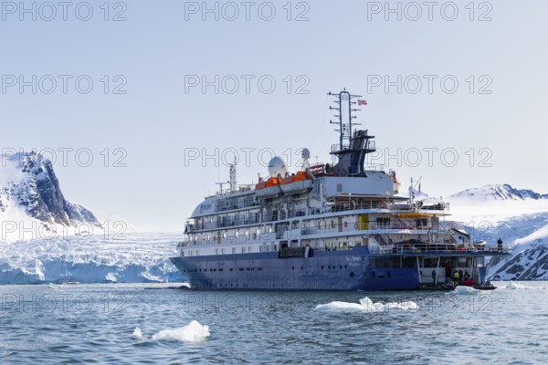 Expedition ship in front of glacier, Smeerenburg, Spitsbergen, Svalbard