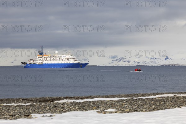 Expedition ship deploys Zodiac, sea, Mushamna, Spitsbergen, Svalbard