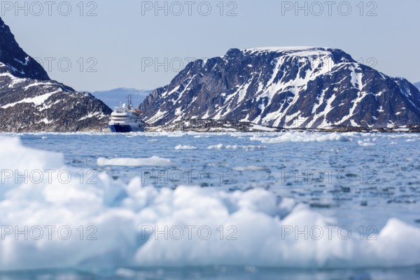 Expedition ship in front of glacier, sea, Fugelfjorden, Spitsbergen, Svalbard
