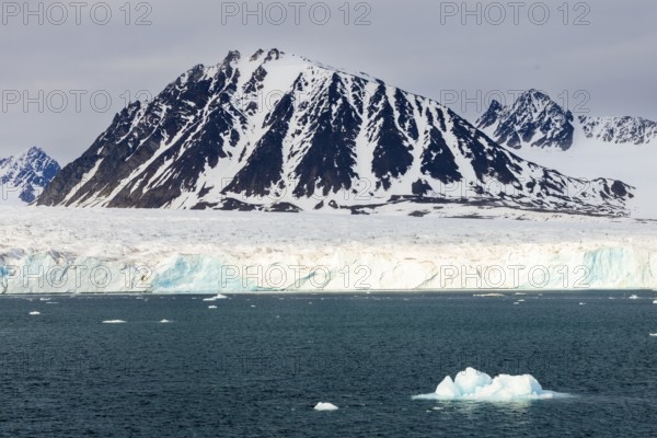 Glacier tongue, ice, mountain peak, sea, Lillienhöökbreen, Spitsbergen, Svalbard