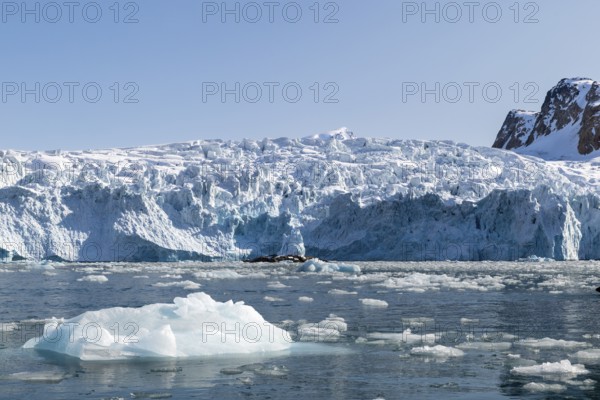 Glacier tongue, ice block in front of a break-off edge, sea, Fugelfjorden, Spitsbergen, Svalbard