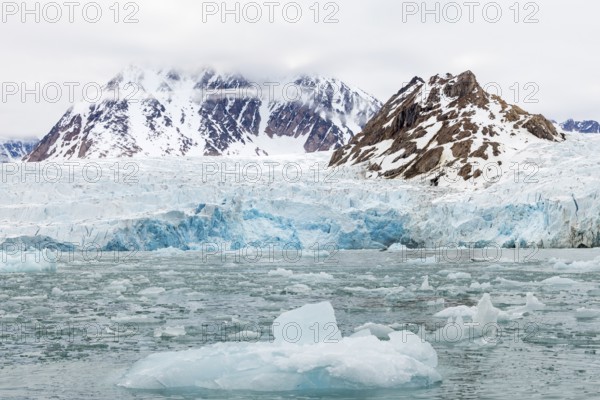Ice in front of glacier tongue, mountain range, sea, Smeerenburgbreen, Spitsbergen, Svalbard