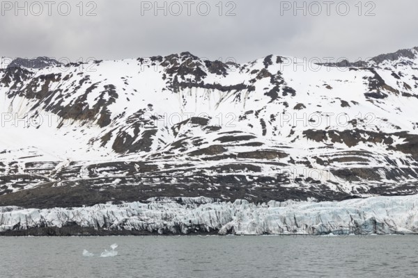 Glacier tongue in front of mountain range, sea, Konowbreen, Spitsbergen, Svalbard