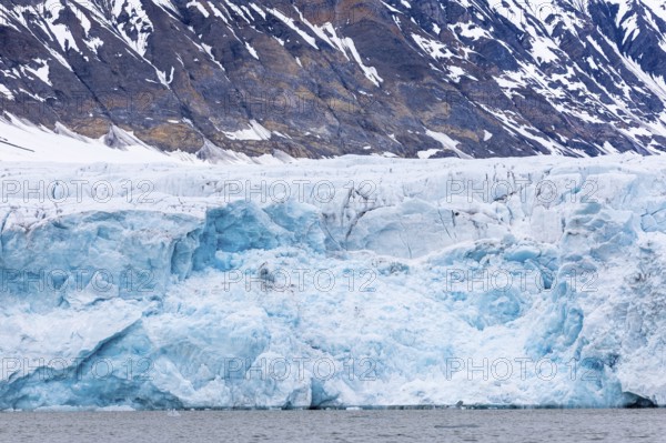 Glacier tongue, edge in front of mountain range, sea, Konowbreen, Spitsbergen, Svalbard