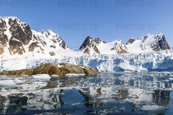 Glacier tongue, ice in front of a break-off edge, mountain range, sea, Fugelfjorden, Spitsbergen, Svalbard