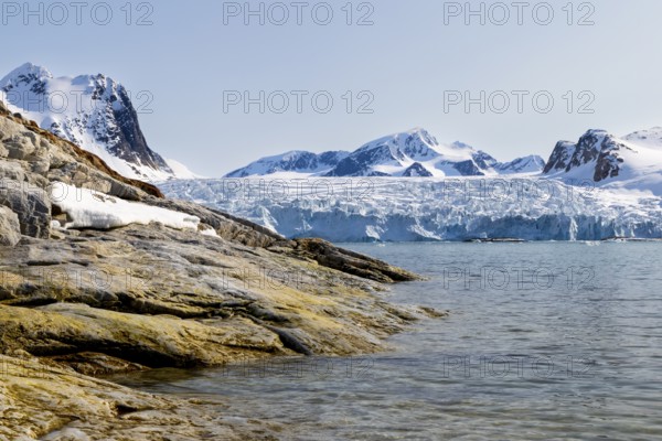 Glacier tongue, ice, rock, mountain range, sea, Fugelfjorden, Spitsbergen, Svalbard