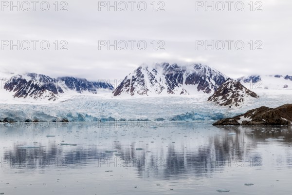 Glacier tongue, mountain range, sea, Smeerenburgbreen, Spitsbergen, Svalbard