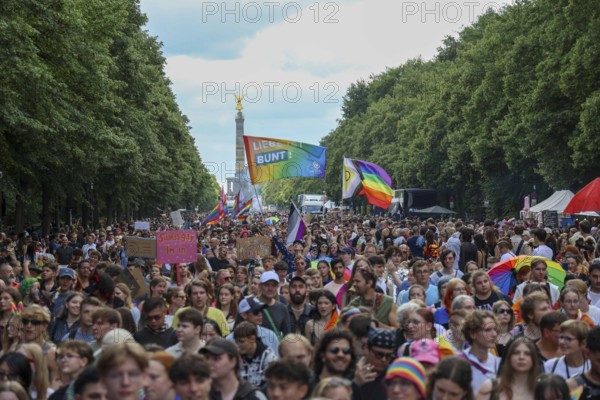 Overview of the participants on Straße des 17. Juni at the 47th Christopher Street Day under the motto Never again silent in Berlin on 26.07.2025