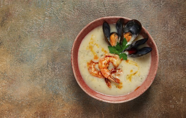 Cream soup, chowder with mussels and shrimp, American cuisine, homemade, no people