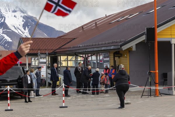 Delegation with mayor and children at the reception for King Harald at the end of coal mining, music band, Longyearbyen, Spitsbergen