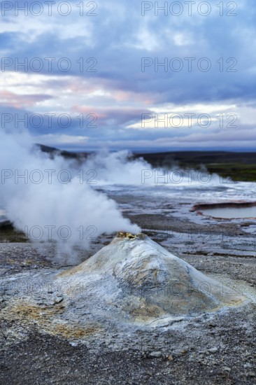 Fumarole, Solfatare Öskjuholt, steaming sinter cone, lime sinter, sulphur vapour, Hveravellir geothermal area, Icelandic highlands, Kjalvegur, Kjölur, Suðurland, Sudurland, Iceland