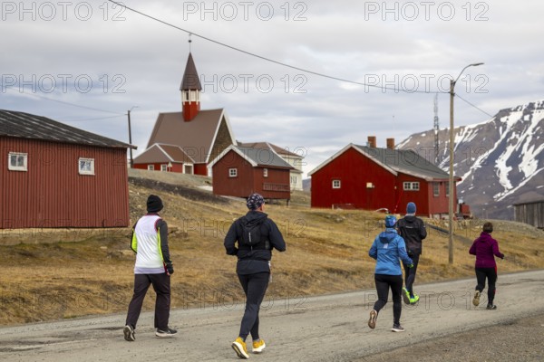 Marathon, group of runners in front of church, Longyearbyen, Spitsbergen, Svalbard