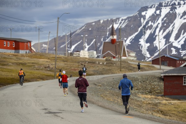 Marathon, runners in front of church, Longyearbyen, Spitsbergen, Svalbard