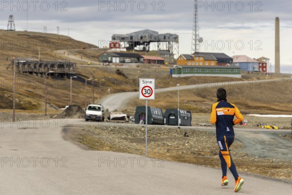 Marathon, runners in front of the historic Taubanestralen cable car, transport cable car, coal distribution cable car, Longyearbyen, Spitsbergen, Svalbard
