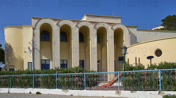 Primary school, Building with arched façade and green area in the foreground, Armando Bernabiti, Historicism, Rationalism, Art Deco, Rationalism, Rodolfo Petraco, Fascism, Portolago, Lakki, Leros, Dodecanese, Greek Islands, Greece
